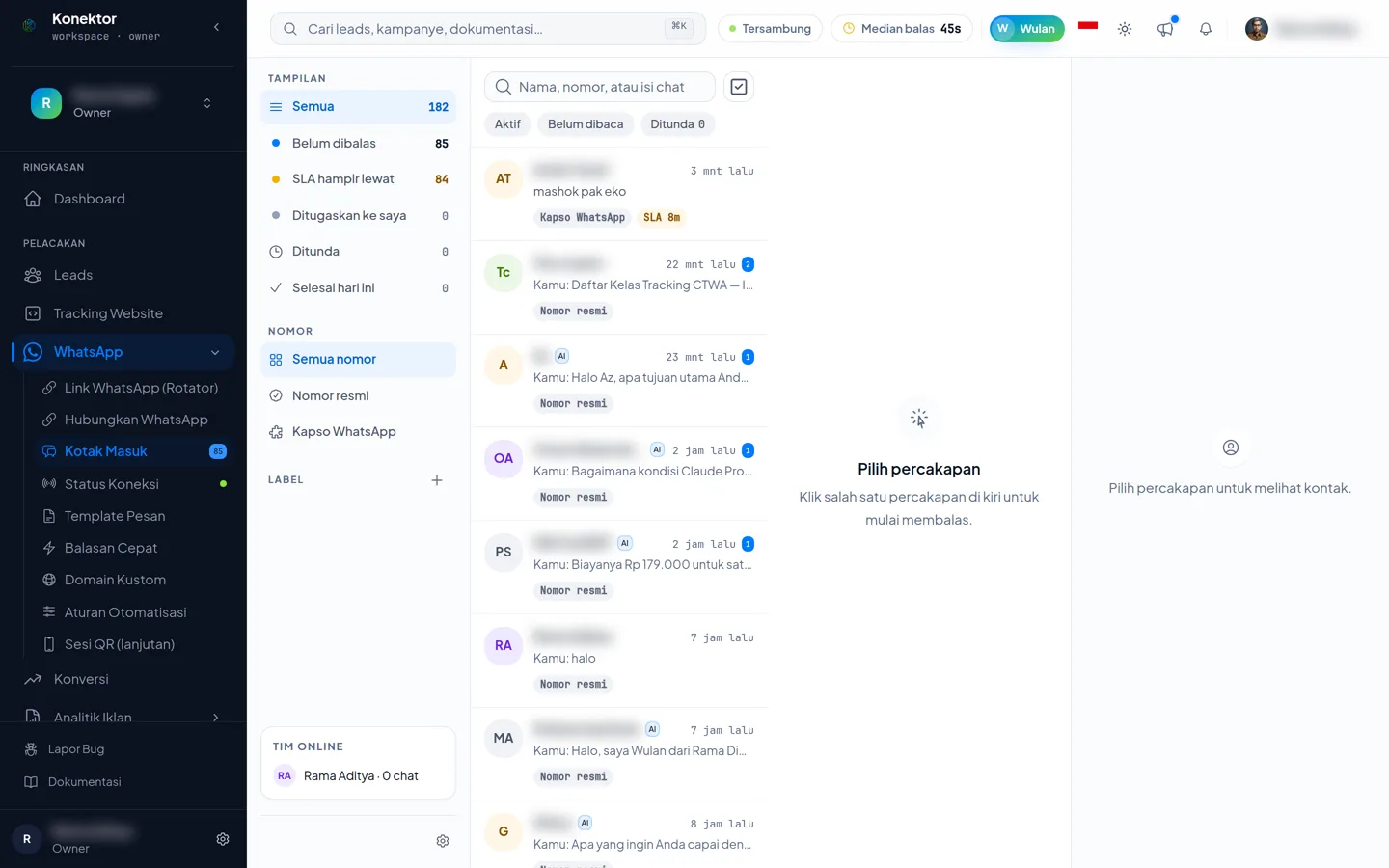 Kotak Masuk Konektor dengan panel tampilan tersimpan di kiri, daftar percakapan di tengah, dan panel kontak di kanan; nama pelanggan diburamkan